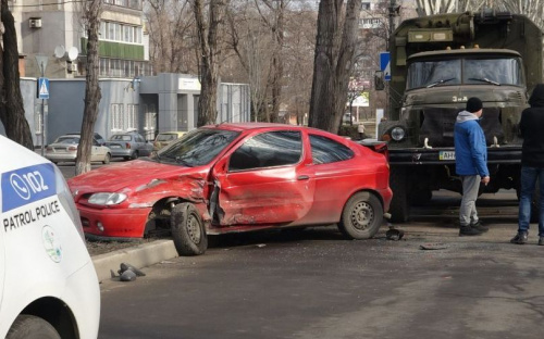 Тройное ДТП в Мариуполе. Госпитализирована мать с ребенком (ФОТО+ДОПОЛНЕНО)