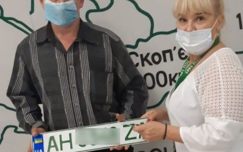 Владельцам электрокаров в Мариуполе начали выдавать «зеленые» номера