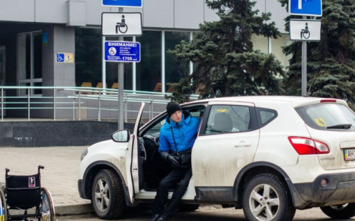 В Мариуполе активисты маркируют места парковки для людей с инвалидностью (ФОТО)
