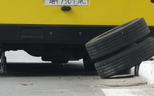 В Мариуполе маршрутка «посеяла» колёса на ходу? (ФОТОФАКТ+ДОПОЛНЕНО)