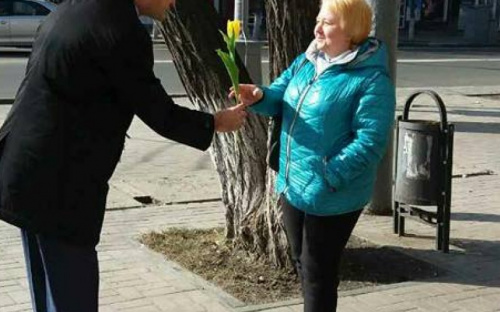Вадим Бойченко в центре Мариуполя останавливает женщин и дарит им цветы (ФОТОФАКТ)