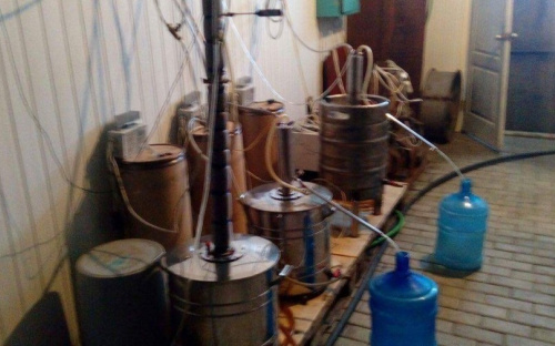 Вблизи Мариуполя подпольно производили алкоголь (ВИДЕО)