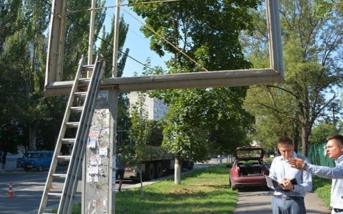 В центре Мариуполя продолжают ликвидировать незаконные билборды (ФОТО)