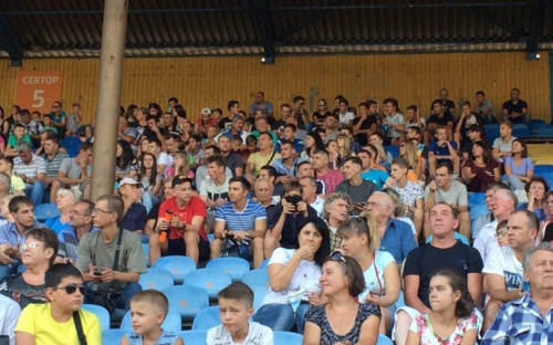 Болельщики ждут начало матча «Мариуполь» со сборной легенд украинского футбола (ФОТОФАКТ)