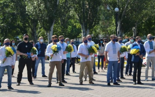 В вышиванке и на дистанции: в Мариуполе прошел митинг ко Дню Конституции (ФОТО)