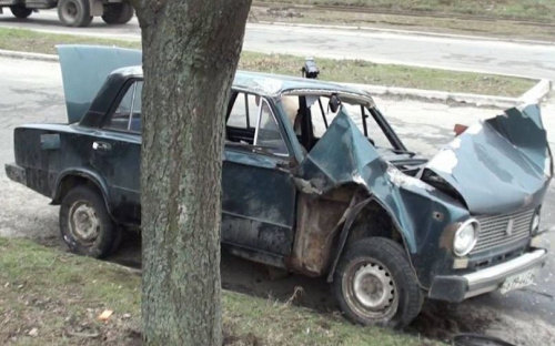 В Мариуполе автомобиль потерял колесо и перевернулся (ФОТО)