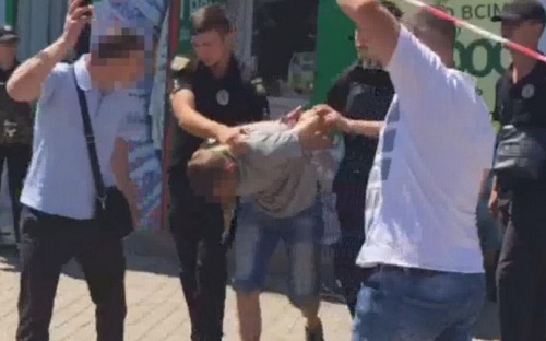 В Одессе мужчина захватил заложников и требовал миллион долларов и вертолет (ФОТО+ВИДЕО)