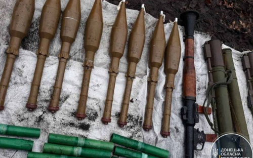 На Донетчине у дороги нашли шесть мешков с боеприпасами