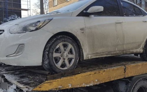 В центре Мариуполя эвакуировали неправильно припаркованный автомобиль
