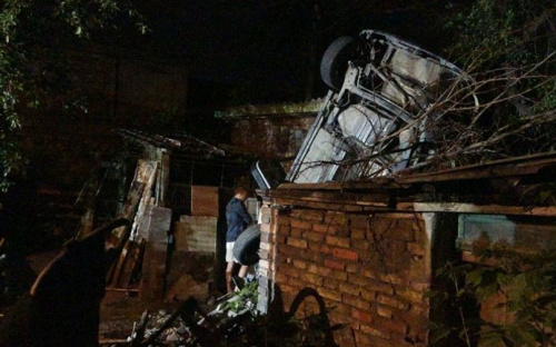 В Мариуполе автомобиль снёс два забора и оказался на крыше дома (ФОТО)