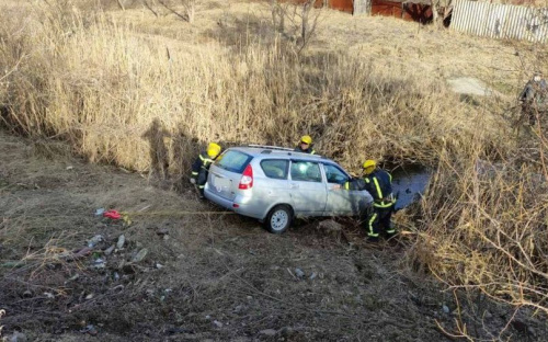 Авария на Заречной улице: в Мариуполе «Lada Priora» слетела с обрыва в реку