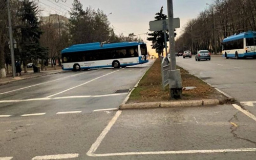 На дорогах Мариуполя – всплеск аварий. Разбиты легковушки, занесло троллейбус