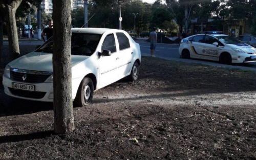 В центре Мариуполя произошло ДТП: автомобиль вылетел на зеленую зону (ФОТО)