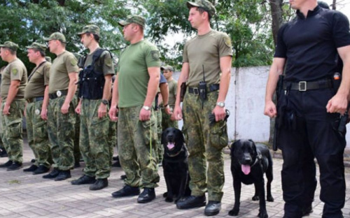Более 200 полицейских и военных будут охранять болельщиков на матче в Мариуполе (ФОТО)
