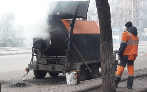 В Мариуполе стартовал ямочный ремонт дорог (ФОТО)