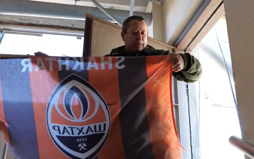 Врятований прапор гірників з Авдіївки сьогодні винесуть на поле перед матчем 