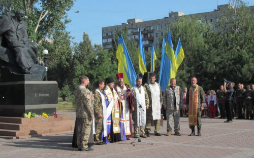 Сотни мариупольцев собрались помолиться за Украину (ФОТО)
