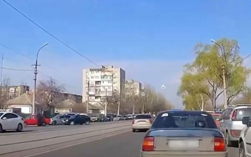 Пешеход переходит на «красный», а водители ездят без номеров: мариупольские патрульные сделали подборку нарушений