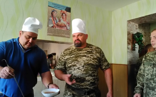 Вирастюк и Лашин лепили вареники и варили борщ для мариупольских пограничников (ФОТО+ВИДЕО)