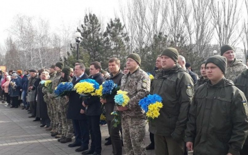 Мариупольцы отметили день рождение Великого Кобзаря со стихами и цветами (ФОТО)