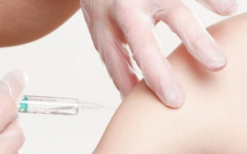 Успей вакцинироваться: в Мариуполе заканчиваются вакцины от COVID-19