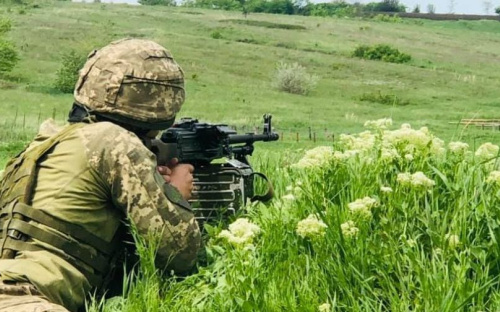 Вблизи Мариуполя били из гранатометов и ракетных комплексов. В районе ООС ранили военного