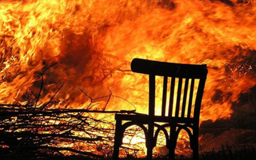 Ночью в Мариуполе горел частный дом. Пострадала пенсионерка