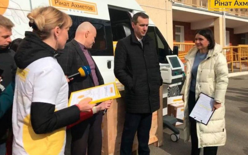 Фонд Рината Ахметова передал МОЗ Украины оборудование для борьбы с коронавирусом
