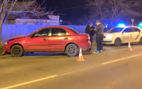 В Мариуполе пьяный водитель наехал на бордюр и врезался в дерево