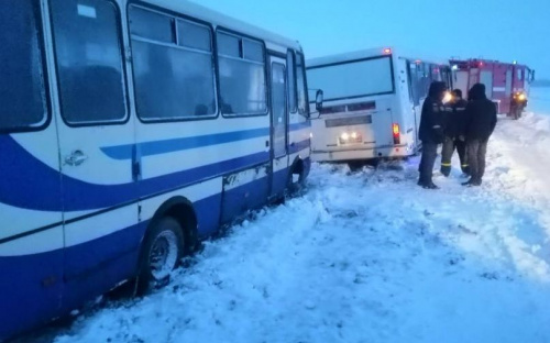 Донетчину занесло снегом: в ловушке оказались более 50 транспортных средств (ФОТО)