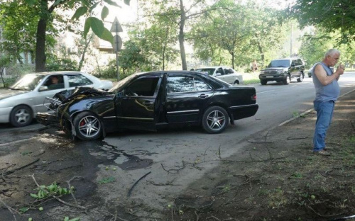 В Мариуполе Mercedes врезался в дерево: водителя забрала «скорая» (ФОТО)