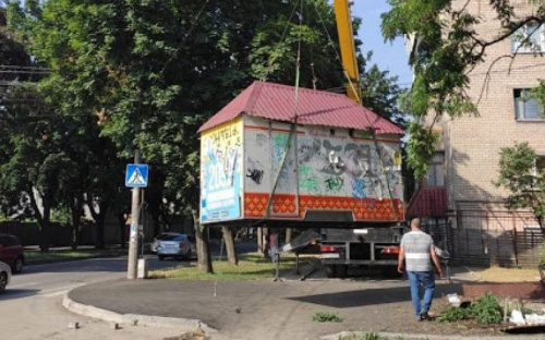 В Мариуполе через суд добились отмены регистрации киоска