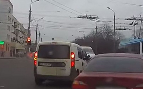 В центре Мариуполя посреди дороги заглох автомобиль. На помощь водительнице пришли патрульные