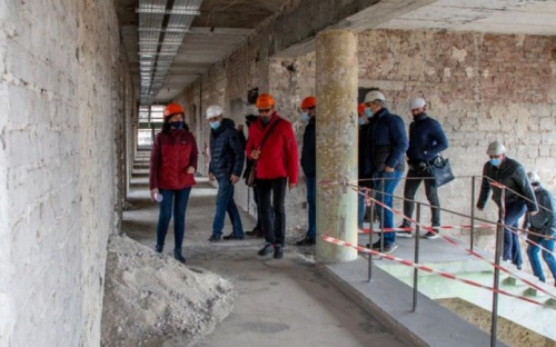 Символ прозрачности и открытости: в Мариуполе продолжается реконструкция здания муниципалитета