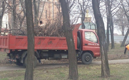 Во всех районах Мариуполя до 1 апреля обрежут деревья