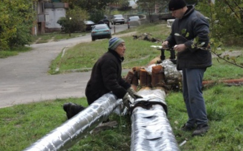 Во всех районах Мариуполя утепляют трубы