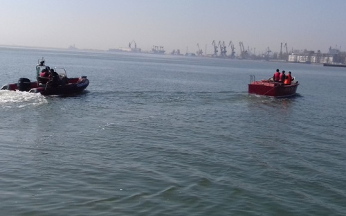 Водолазы вручную очищают дно Азовского моря в Мариуполе