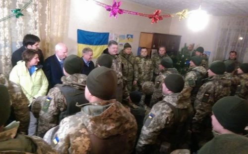 Военнослужащие в зоне АТО будут получать больше - Порошенко