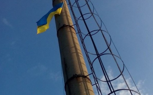 Военные подняли украинский флаг над авдеевской промзоной 
