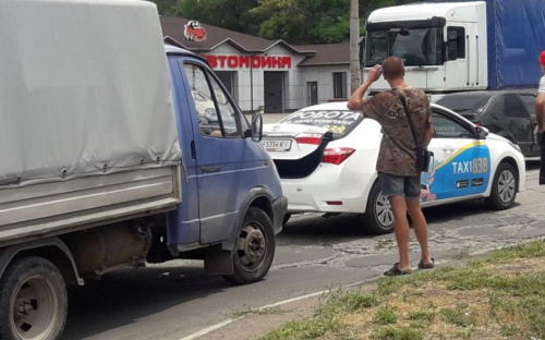 В Мариуполе грузовик врезался в машину такси (ФОТО)