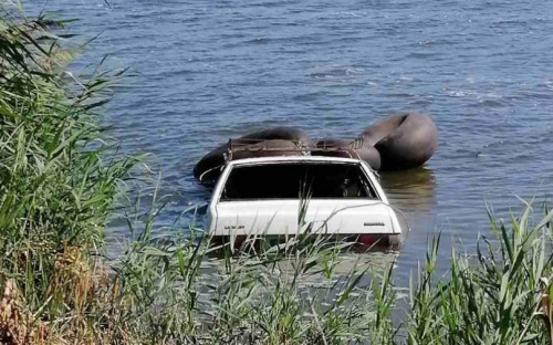 На Донетчине водолазы вытащили автомобиль с четырехметровой глубины