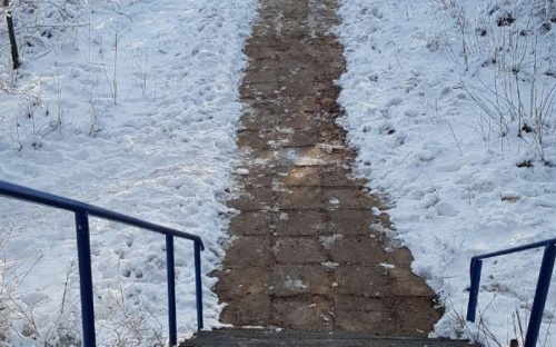 Спуститься к морю в Мариуполе можно безопасно. Популярный спуск очистили от снега и льда (ФОТОФАКТ)