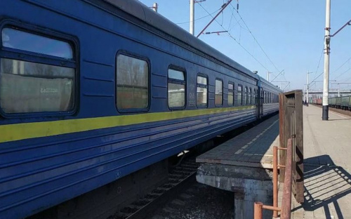 Заменить аварийные вагоны и сократить время в пути: мариупольцы требуют улучшения сервиса на железной дороге