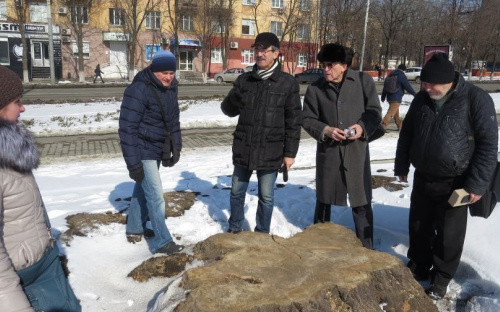 На спиле тополя-великана в Мариуполе обнаружили образ Девы Марии и карту Украины (ФОТО+ВИДЕО)
