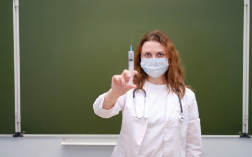 Как вакцинация от COVID-19 среди мариупольских педагогов может повлиять на организацию учебы в карантин?