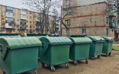 Подальше от многоэтажек: в Мариуполе взялись за оборудование площадок для мусорных контейнеров