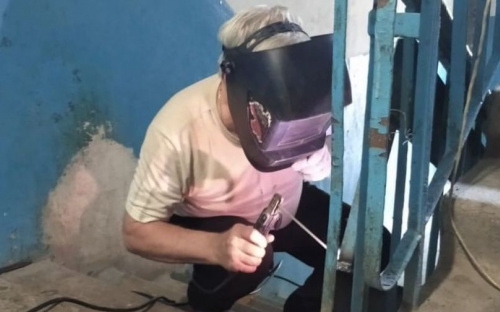Мариупольский депутат собственноручно переделал устаревший пандус