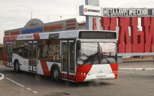 В Мариуполе неизвестные разбили окно коммунального автобуса (ВИДЕО)