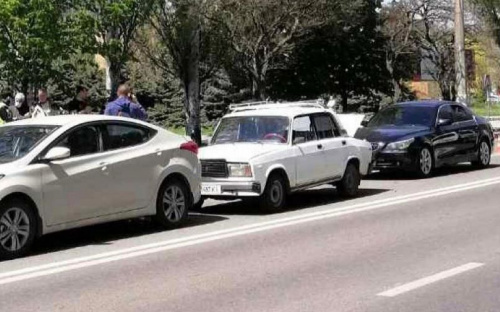 В Мариуполе, пропуская пешеходов, столкнулись три автомобиля