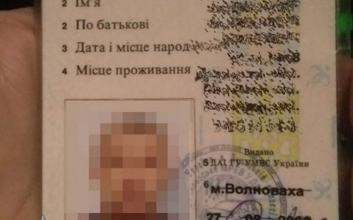 Патрульные в Мариуполе остановили водителя с купленным удостоверением (ФОТО)